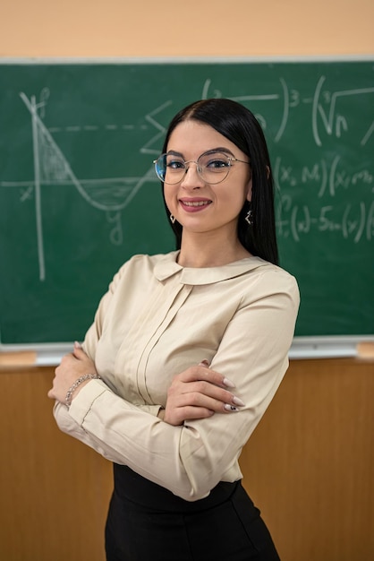 Retrata a una maestra o a una estudiante contra la pizarra y explica una lección