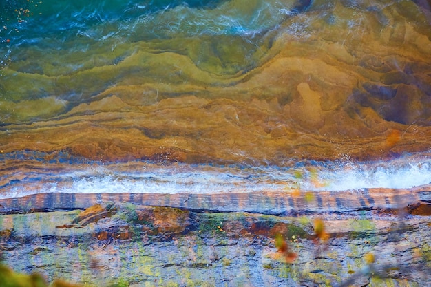 Retratado Parque Nacional Rocks com ondas quebrando e águas claras revelando falésias submersas