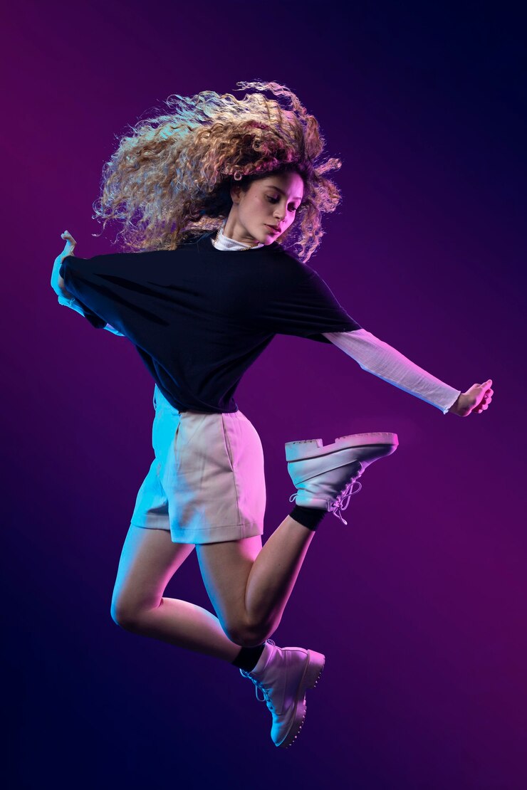 Retrato a Bailarina latina em estúdio com luces de colores