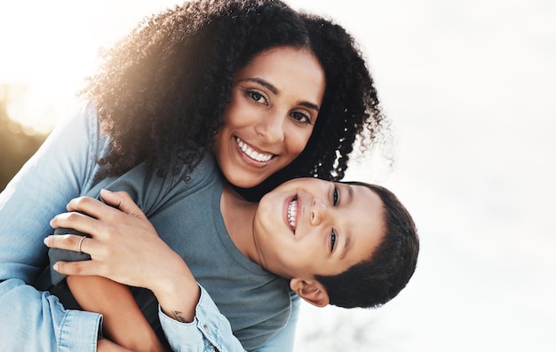 Retrato de abrazo familiar feliz y unión de niños y madres jugando y disfrutando de tiempo de calidad juntos en el parque natural Vacaciones cara amor sonrisa y gente al aire libre en vacaciones relajantes en Río de Janeiro Brasil