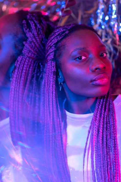 Foto retrato abstrato de uma mulher afro-americana no estilo vaporwave