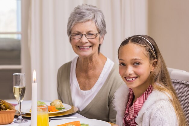 Retrato de abuela e hija en Navidad