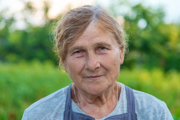 Retrato de una abuela en el enfoque selectivo del jardín