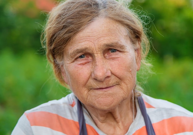 Retrato de una abuela en el enfoque selectivo del jardín