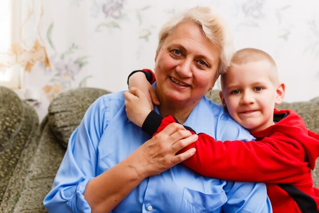 Retrato de abuela feliz y abrazo de nieto