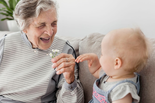 Foto retrato de abuela feliz jugando con bebé