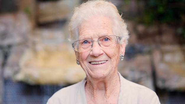 Retrato de una abuela feliz sonriendo a la cámara