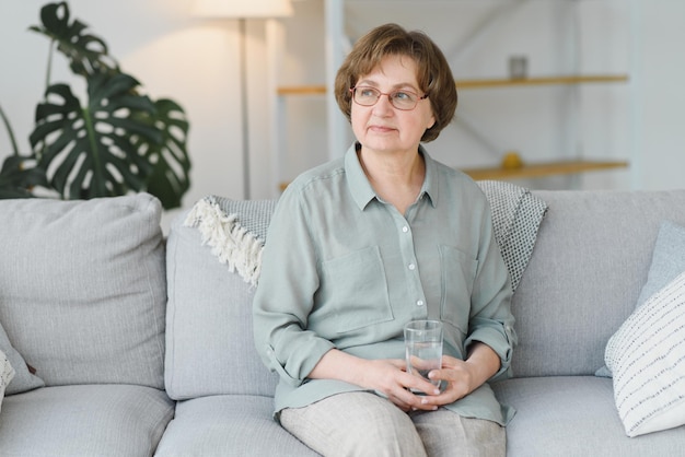 Retrato de abuela guapa en casa