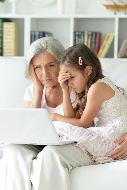 Retrato de la abuela y la hija