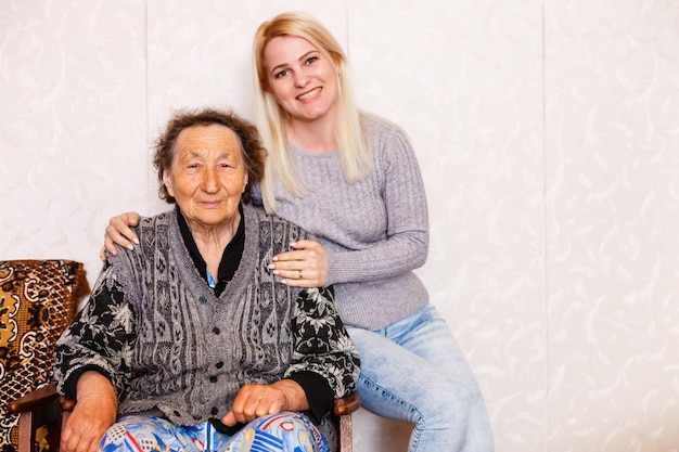 Retrato de abuela y nieta, abrazados