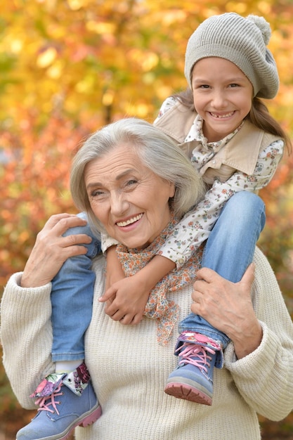 Retrato de abuela y nieta abrazándose al aire libre