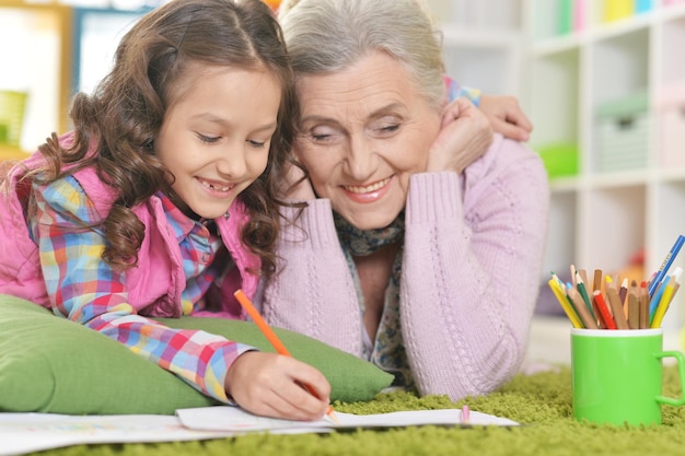 Retrato de abuela y nieta dibujando juntas