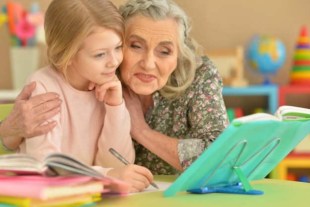 retrato, de, un, abuela, y, nieta, hacer, homework