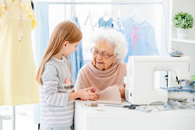 Retrato de abuela y nieta en un taller