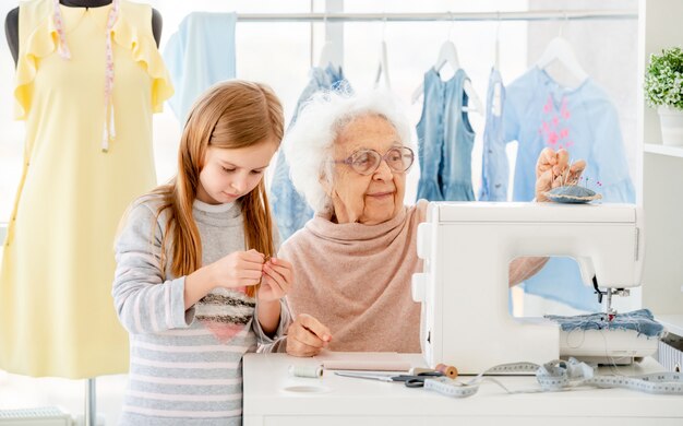 Retrato de abuela y nieta en un taller