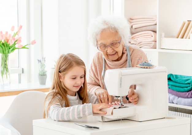 Retrato de abuela y nieta en un taller