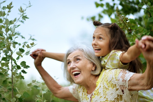 Retrato de abuela y nieta