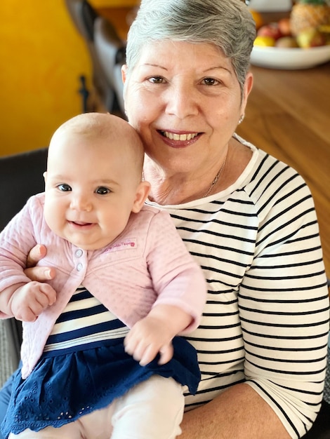 Foto retrato de la abuela con su nieta