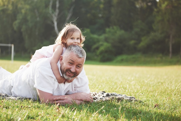 Retrato de abuelo con nieta