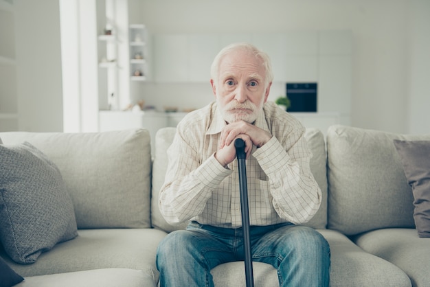 Retrato de un abuelo en la sala de estar