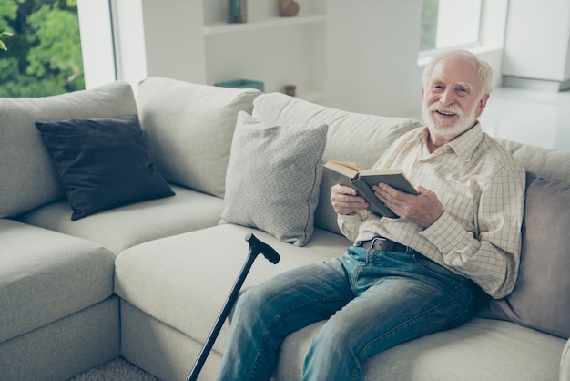 Retrato de un abuelo en la sala de estar