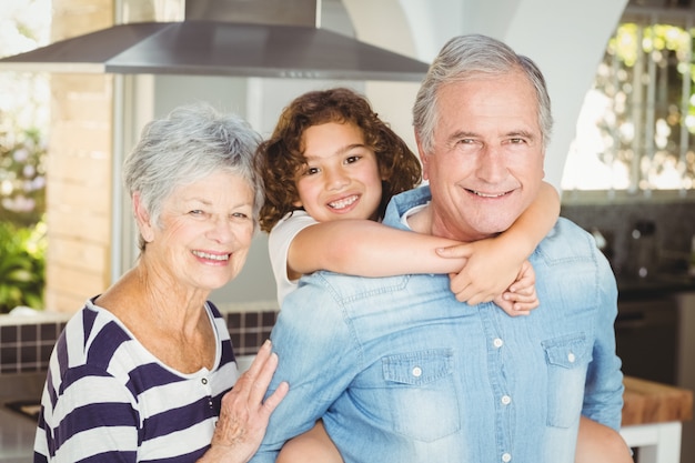 Retrato de abuelos felices con su nieta