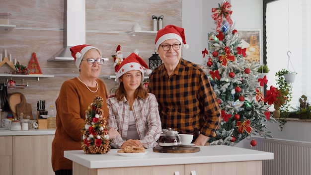 Retrato de abuelos con nieta pasar juntos las vacaciones de invierno