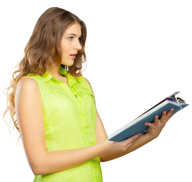 Retrato de una adolescente alegre con un libro