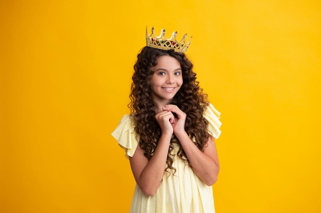 Retrato de una adolescente ambiciosa con corona sintiendo confianza en la princesa Corona de princesa infantil sobre fondo de estudio aislado Adolescente feliz emociones positivas y sonrientes de niña adolescente