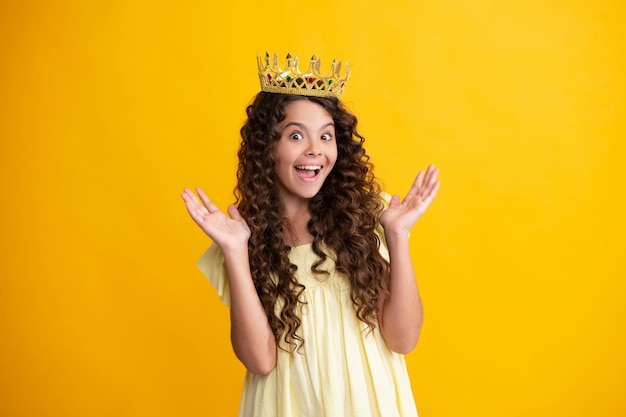 Retrato de una adolescente ambiciosa con corona sintiendo confianza en la princesa Corona de princesa infantil sobre fondo de estudio aislado Feliz adolescente emociones positivas y sonrientes de una adolescente