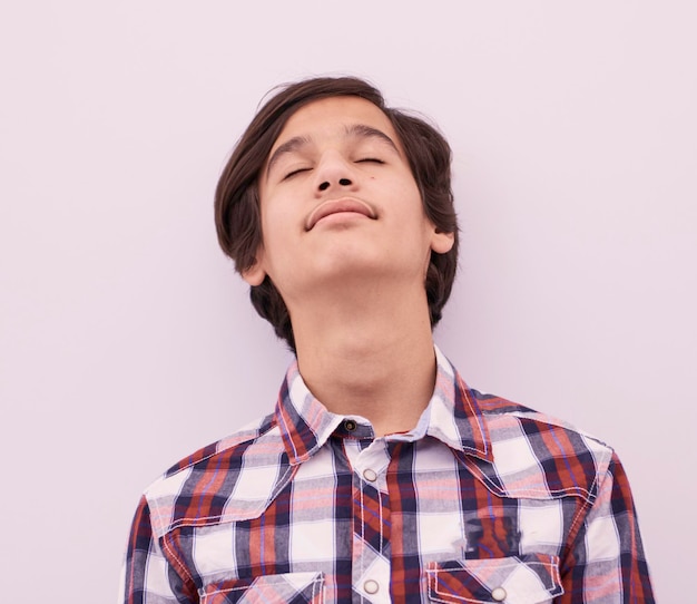 retrato de un adolescente árabe de aspecto inteligente con un aspecto escolar informal aislado en un espacio de copia de fondo blanco