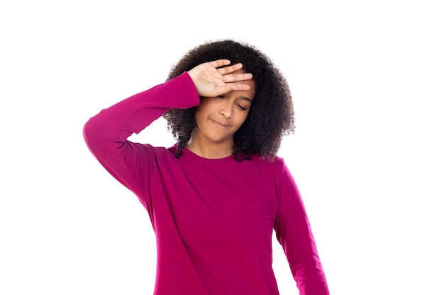 Retrato de un adolescente con cabello afro aislado en una pared blanca