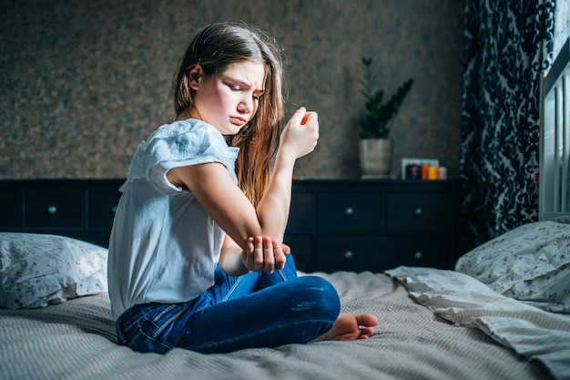 retrato, adolescente, en casa, en, dolor