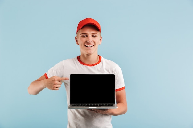 Retrato de un adolescente casual sonriente en gorra roja