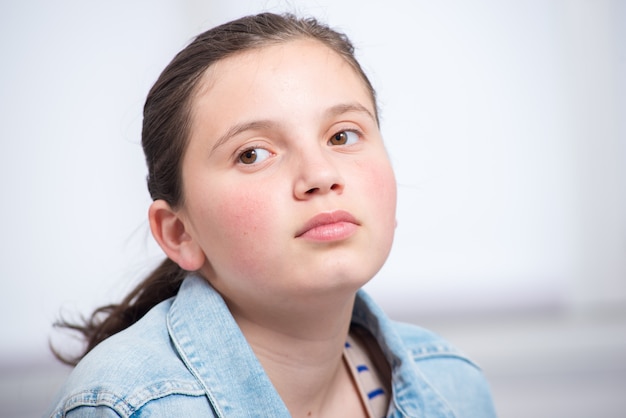 Retrato de un adolescente con una chaqueta de jeans