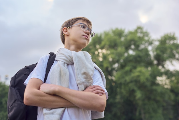 Retrato de adolescente colegial en gafas con mochila