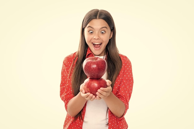 Retrato de una adolescente confiada con una manzana que va a tener un bocadillo saludable nutrición salud dieta y