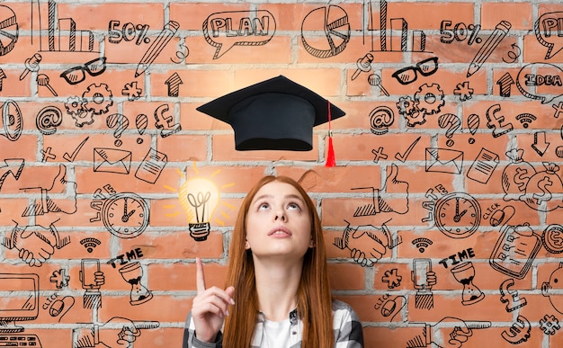 Foto retrato adolescente de tiro médio com chapéu de formatura