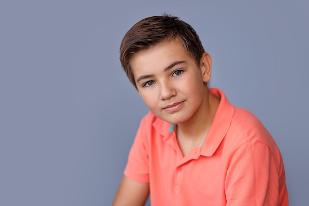 Foto retrato de un adolescente con diferentes emociones.