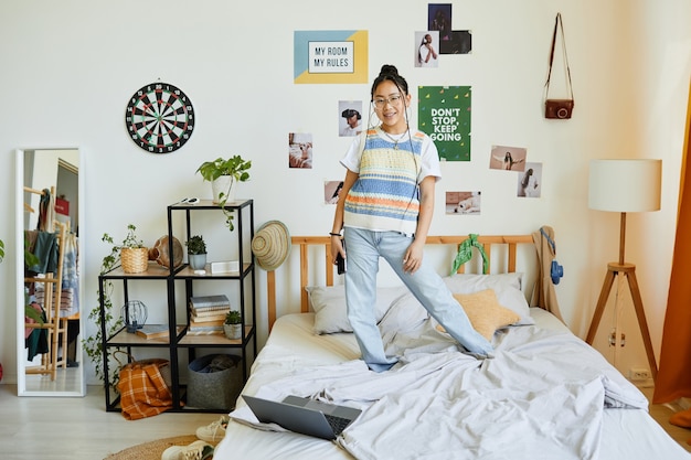 Foto retrato, de, adolescente, en, ella, habitación