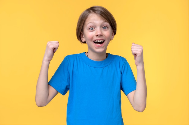 Foto retrato de una adolescente emocionada