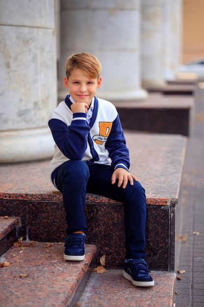 Retrato de un adolescente escolar de 12 años con ropa escolar elegante de regreso a la escuela