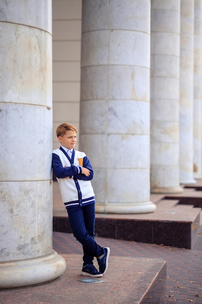 Retrato de un adolescente escolar de 12 años con ropa escolar elegante de regreso a la escuela