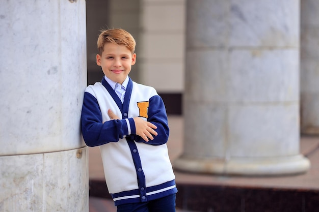 Retrato de un adolescente escolar de 12 años con ropa escolar elegante de regreso a la escuela