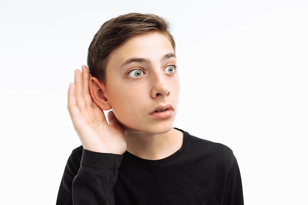 Retrato de un adolescente escuchando