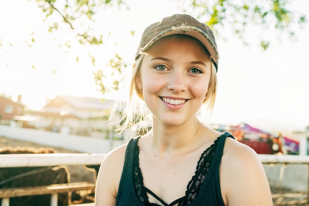 Retrato de una adolescente estadounidense al aire libre con una gorra de béisbol