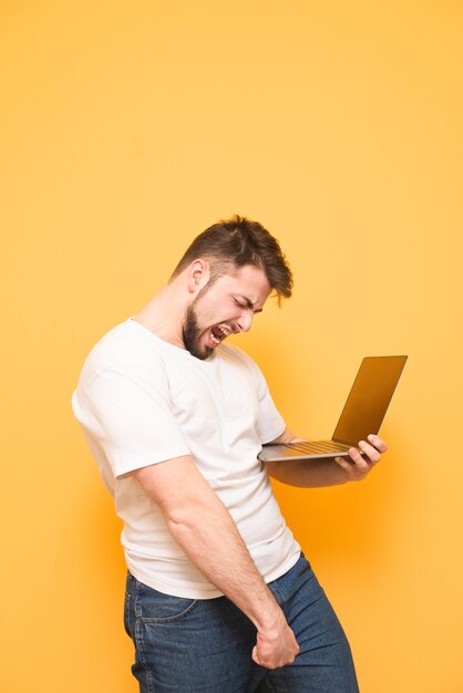 Retrato de un adolescente feliz con barba en amarillo