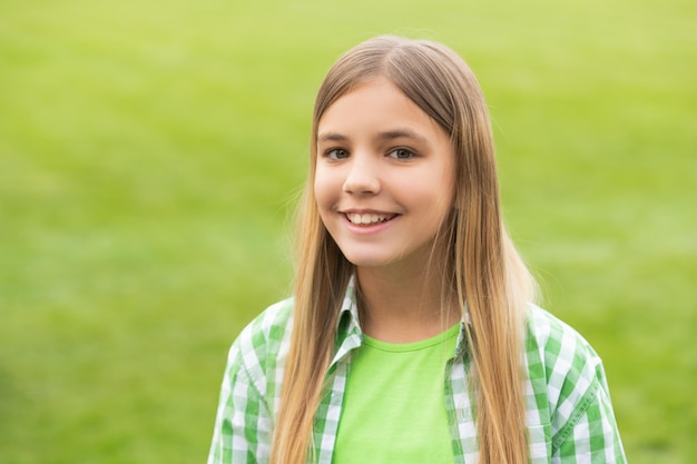 Retrato de una adolescente feliz con cara sonriente borrosa al aire libre