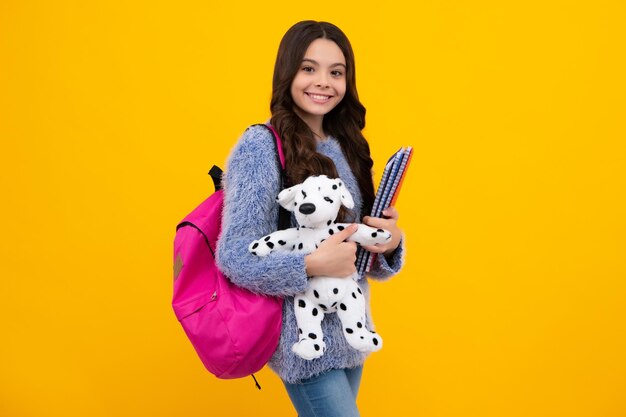 Retrato de adolescente feliz Escuela adolescente niño niña con mochila espera juguete Estudio divertido Adolescente feliz emociones positivas y sonrientes de jovencita