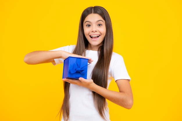 Retrato de adolescente feliz Linda niña adolescente felicitar con el día de San Valentín dando una caja de regalo romántica Presente el saludo y regalando el concepto de cumpleaños Niña sonriente